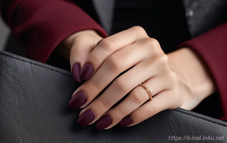 젤 네일 탑코트 고르는 법 - A close-up of elegant, well-manicured hands showcasing a flawless, high-gloss gel manicure. The nail...